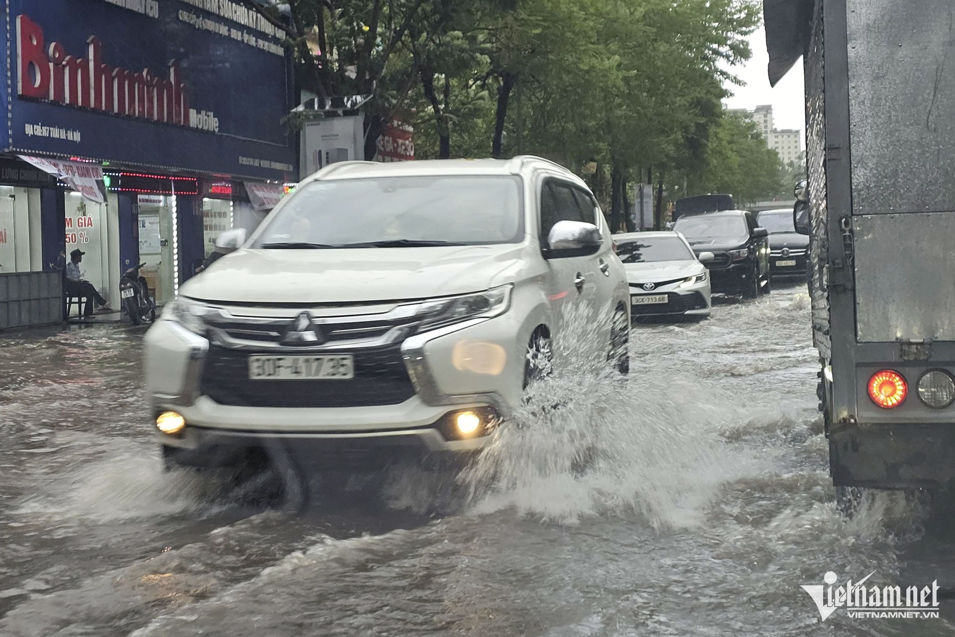Lái xe ô tô dưới trời mưa lớn nhiều ngày, cần kiểm tra những bộ phận này ngay